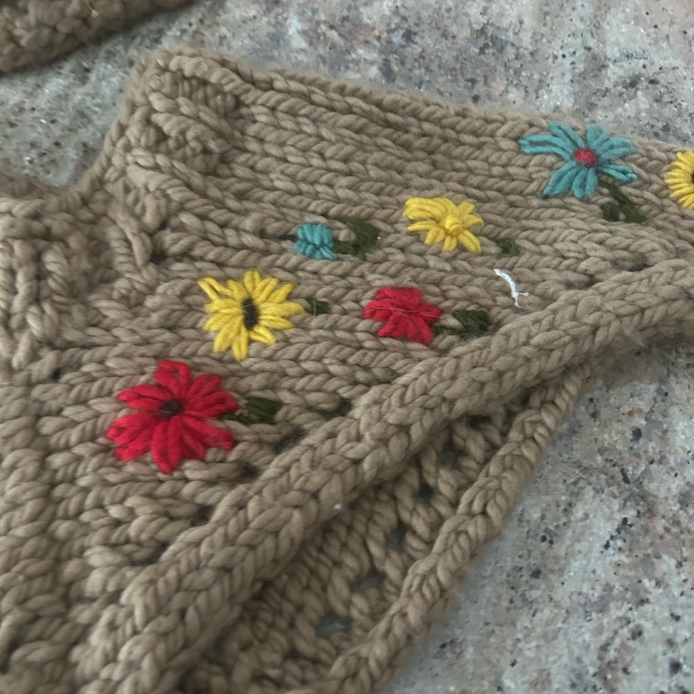 Handmade Knit Scarf and Hat Set with Floral Embroidery flowers - Picture 4 of 14